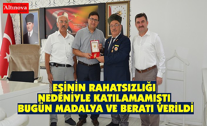 EŞİNİN RAHATSIZLIĞI NEDENİYLE KATILAMAMIŞTI BUGÜN MADALYA VE BERATI VERİLDİ