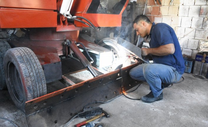 Evinin bodrumunda yaptığı ekskavatörü duvarı yıkarak çıkardı