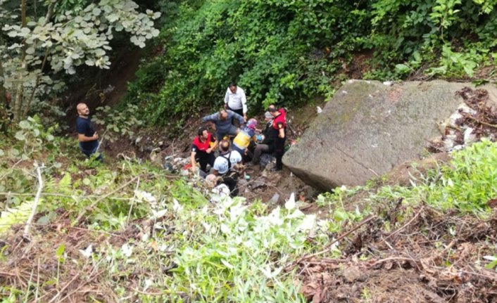 Fındık işçilerini taşıyan kamyonet şarampole yuvarlandı: 1 ölü, 14 yaralı