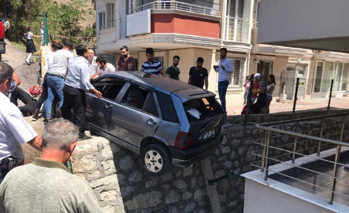 Freni boşalan otomobil apartman korkuluklarına takıldı