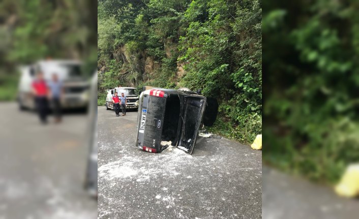 Giresun'da kamyonet devrildi: 3 yaralı