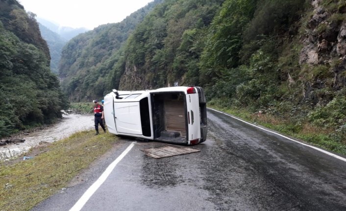Giresun'da kamyonet devrildi: 4 yaralı