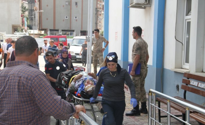 Giresun'da otomobil ile kamyonet çarpıştı: 7 yaralı