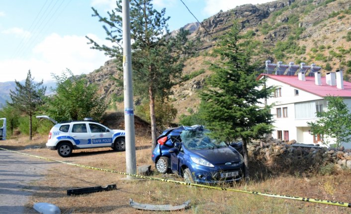 Gümüşhane'de otomobil elektrik direğine çarptı: 1 ölü