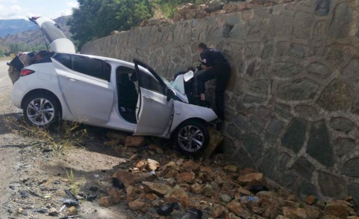 Gümüşhane'de otomobil ile minibüs çarpıştı: 3 yaralı