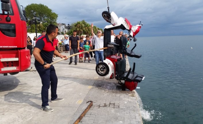 İki kadın elektrikli motosikletle denize düştü
