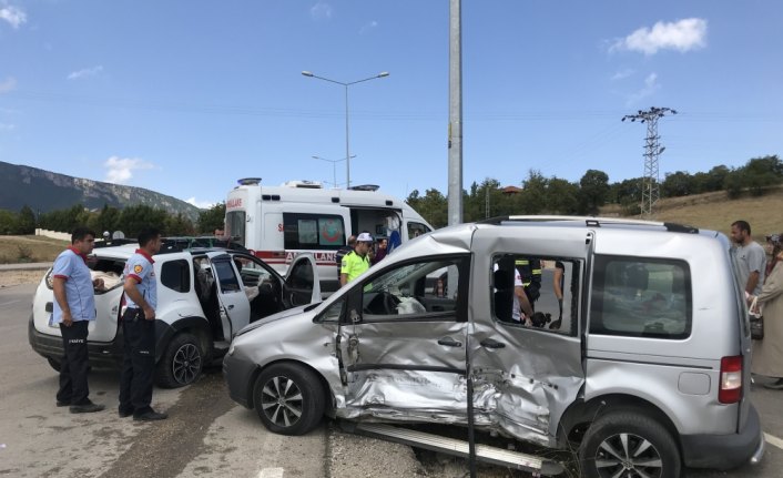 Karabük'te trafik kazaları: 6'sı çocuk 15 yaralı