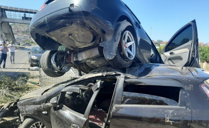 Kaza yapan iki otomobilden biri diğerinin üstüne çıktı