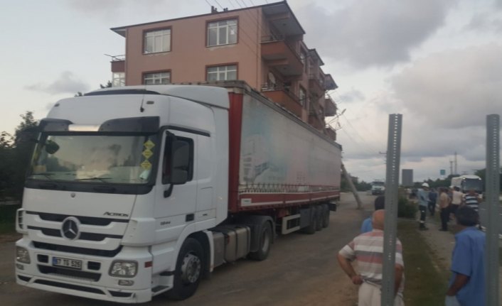 Kazada yıkılan elektrik direği eve zarar verdi