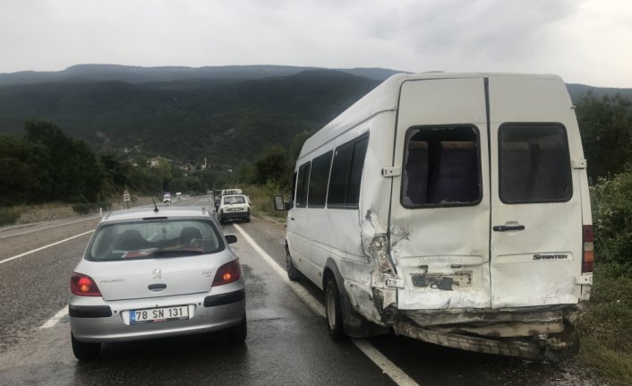 Kazazedelere yardım için duran minibüse otomobil çarptı: 1 ölü, 6 yaralı