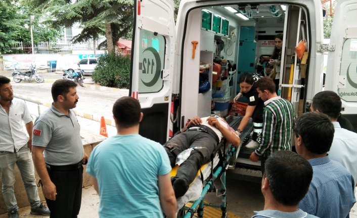 Kazazedeyi ziyarete gidenlerin bulunduğu otomobil devrildi: 4 yaralı