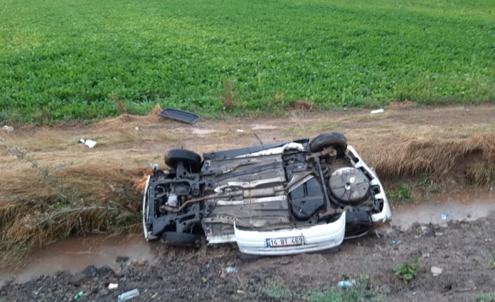 Otomobil şarampole devrildi: 3 yaralı