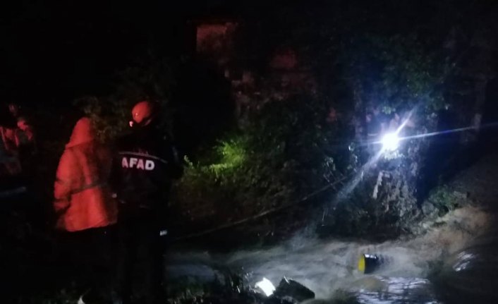 Sağanak nedeniyle çöken köprüde mahsur kalan aile kurtarıldı