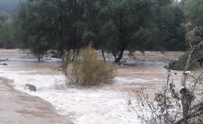 Sağanak nedeniyle mahsur kalan 10 kişi kurtarıldı