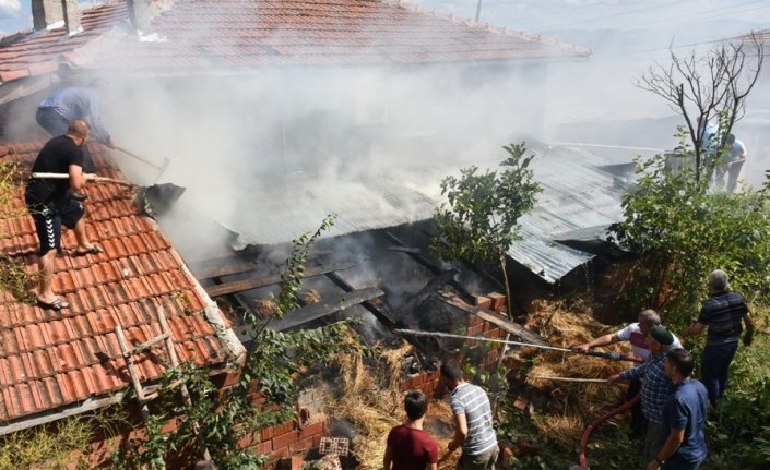 Sinop’ta ev ve samanlık yangını