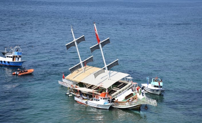 Sinop'ta gezi teknesi karaya oturdu