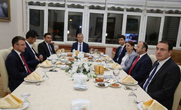 Tayini çıkan vali yardımcısı ve kaymakamlara veda yemeği