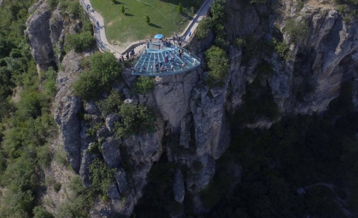 Türkiye'nin ilk cam seyir terasına ziyaretçi ilgisi