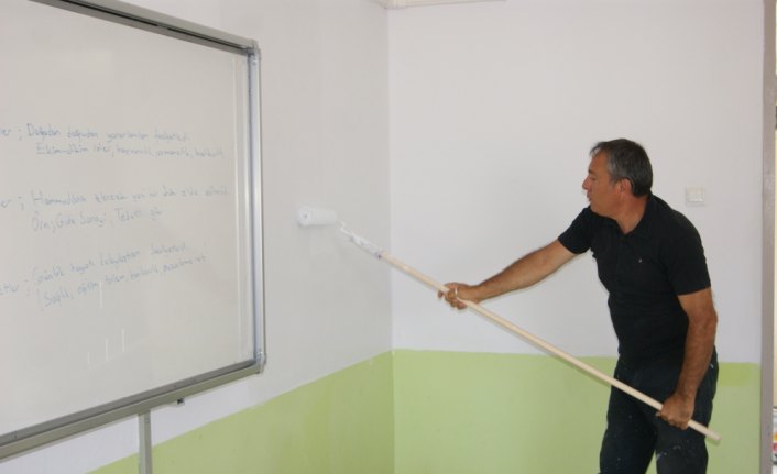 Yönetici oldukları okulun tadilatında çalışıyorlar