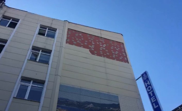 Anne kızın üzerine dış cephe kaplaması düşme anı kamerada