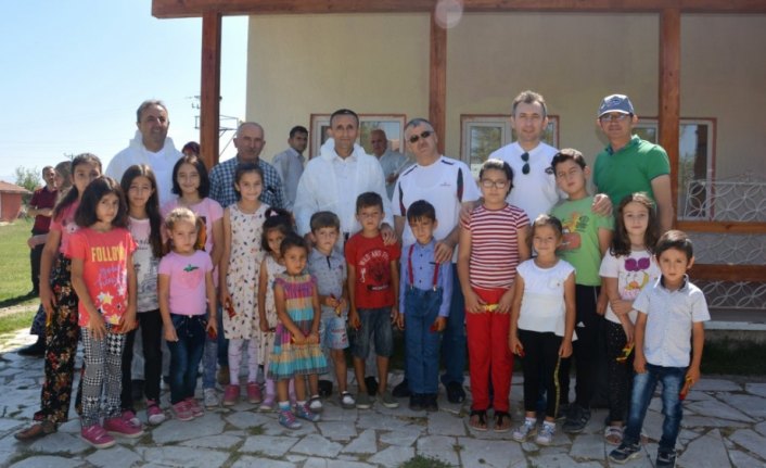 Çorum Milli Eğitim Müdürü Yılmaz köy okulunu boyadı