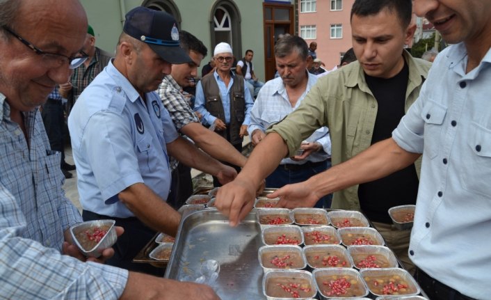 Doğanyurt'ta bin kişiye aşure dağıtıldı