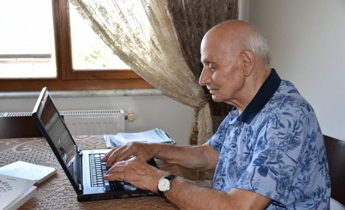 Emekli öğretmen izlediği filmden etkilenerek 5 kitap yazdı