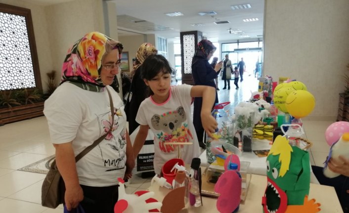 Hastaneye atık maddelerden oyuncak standı