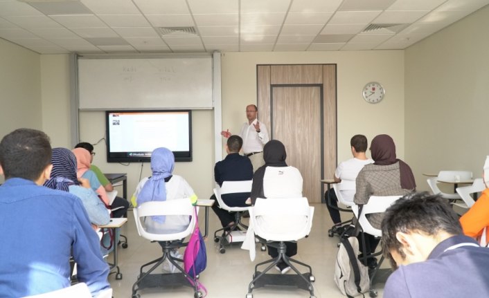 İHÜ yaz okulu lise öğrencilerini sosyal bilimcilerle buluşturdu