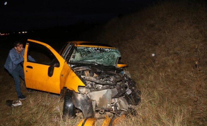 Kamyon, ticari taksiyle çarpıştı: 5 yaralı