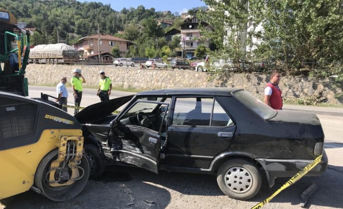 Karabük'te iki otomobil çarpıştı