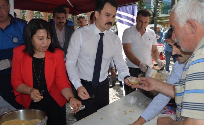 Ladik'te belediye vatandaşlara aşure dağıttı