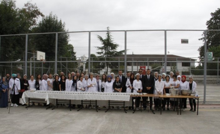 Lise öğrencilerinden aşure etkinliği