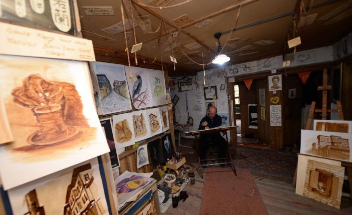 Resimlerinde boya yerine 