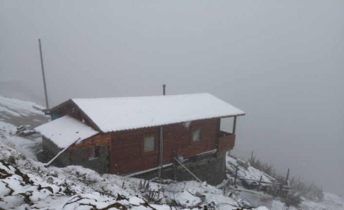 Rize'de Huser Yaylası'na mevsimin ilk karı yağdı