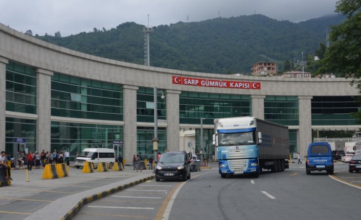 Sarp Sınır Kapısı'ndan geçişlerde yolcu sayısı azaldı, araç sayısı arttı