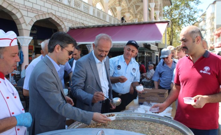 Turhal Belediyesi 5 bin kişiye aşure dağıttı