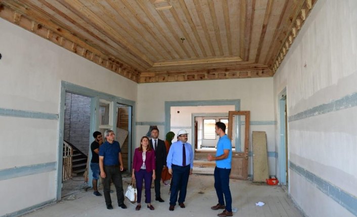 Vali Ustaoğlu, tarihi binaların restorasyonunu inceledi