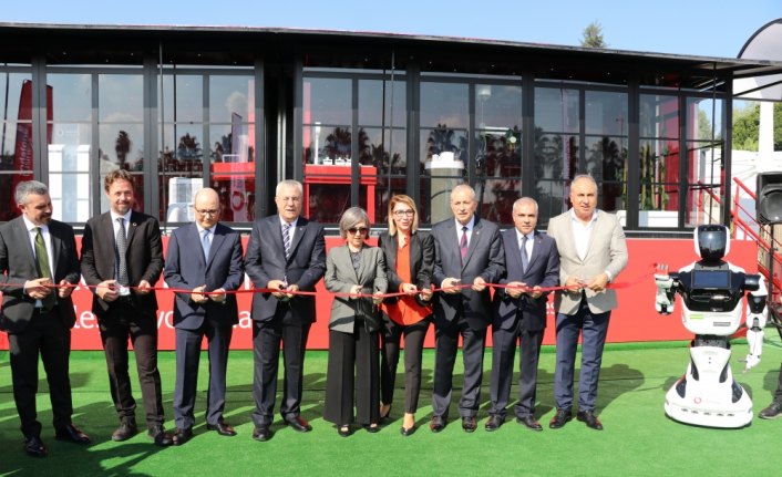 Vodafone Dijitalleşme Tırı turuna Adana'dan başladı