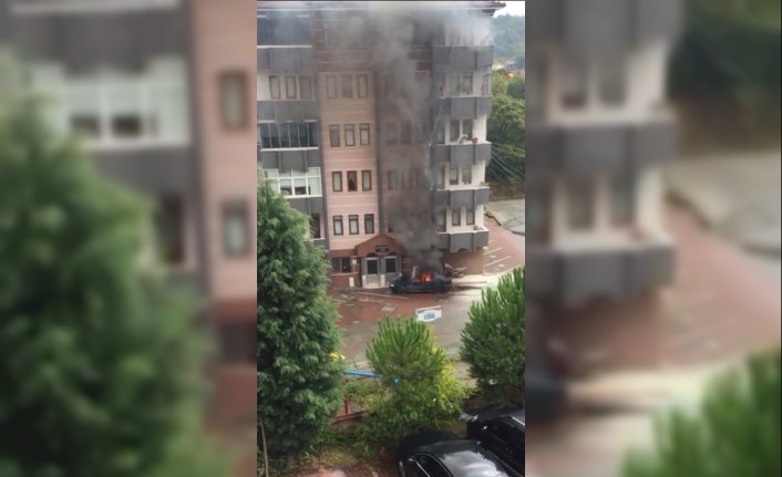 Yanan otomobili balkondan su dökerek söndürmeye çalıştılar