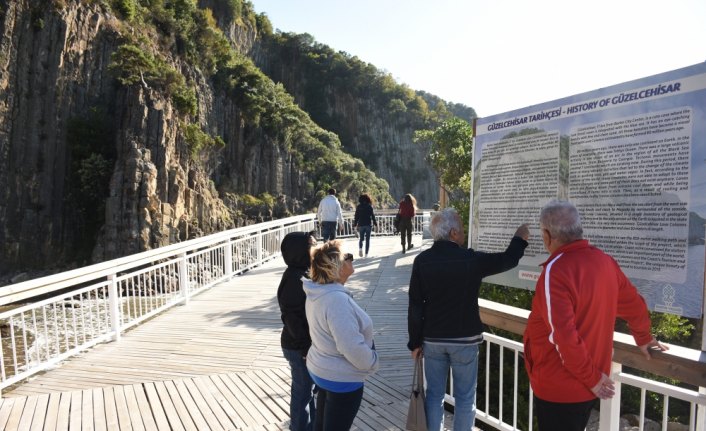 80 milyon yıllık lav sütunlarına turist ilgisi