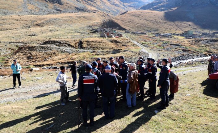 Anzer Yaylası'nda kaçak binaların yıkımına ara verildi