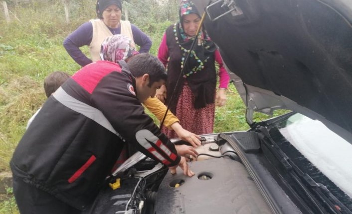 Arabanın motoruna sıkışan kediyi gazeteci kurtardı
