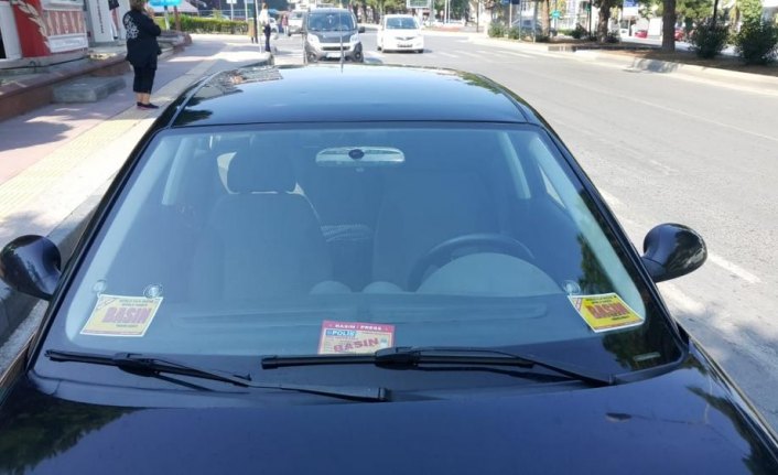 Aracına sahte basın kartları koyan kişi hakkında işlem yapıldı