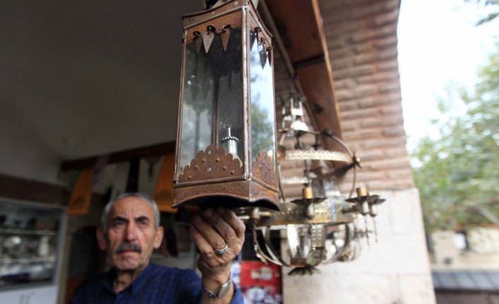 Atık teneke kutuları el fenerine dönüştürüyor