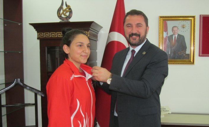 Başkan Bekler, başarılı güreşçileri ödüllendirdi