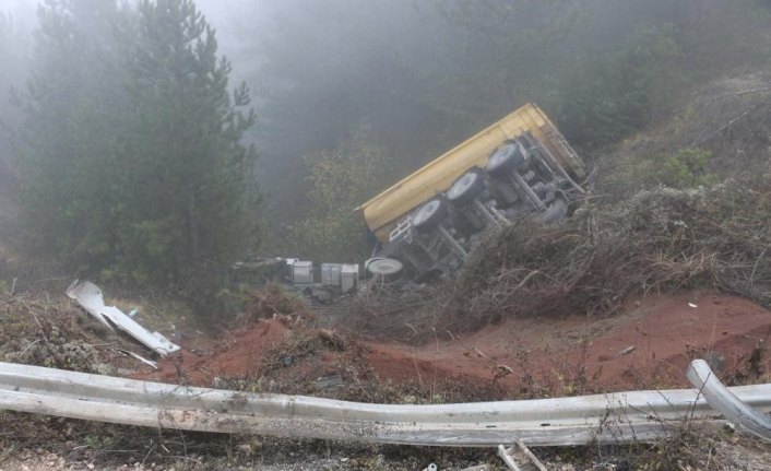 Bolu'da tır uçuruma yuvarlandı: 1 yaralı