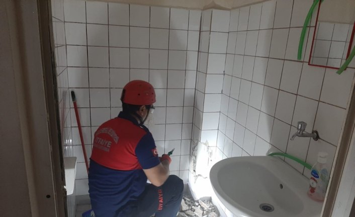 Boruya sıkışan kedi yavrusunu itfaiye kurtardı