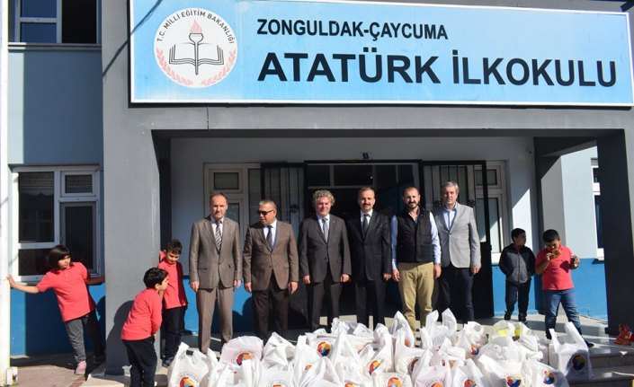 Çaycuma'da ihtiyaç sahibi öğrencilere bot dağıtıldı