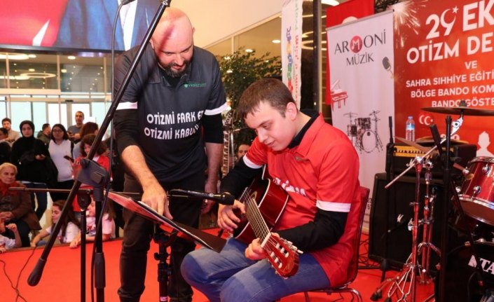 Cumhuriyet Bayramı'nda otizmli çocuklardan defile